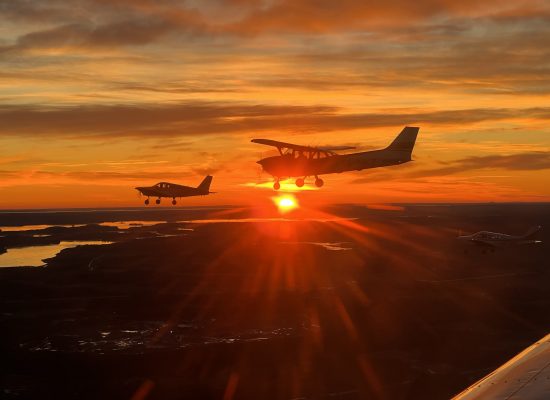 Flygplan i solnedgång.